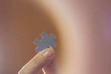 birlikte mavi gökyüzü arka planı girmeye çalışıyoruz tutan iki Yapboz parçalarını boş bir bulmaca