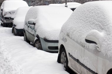park etmiş arabaların karla kaplı. kar fırtınası