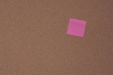 corkboard, ilan panosu ahşap bir çerçeve ile. corkboard - görüntü bir sarı etikette