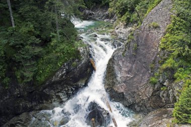 dağ şelale yakın kadar temiz su, yaylı dağ taş yıkanmış su tarafından