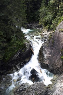 dağ şelale yakın kadar temiz su, yaylı dağ taş yıkanmış su tarafından