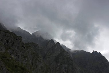 Dağlar, Tatras, Polonya kıyamet görünümü. Bulutlar dağlar dokunma