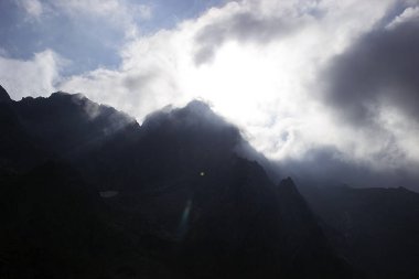 Dağlar, Tatras, Polonya kıyamet görünümü. Bulutlar dağlar dokunma
