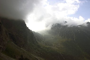 Dağlar, Tatras, Polonya kıyamet görünümü. Bulutlar dağlar dokunma