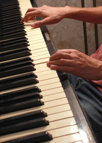 Een Muzikant Speelt Piano Muzikant Componist Raakt Piano Toetsen Met — Stockfoto