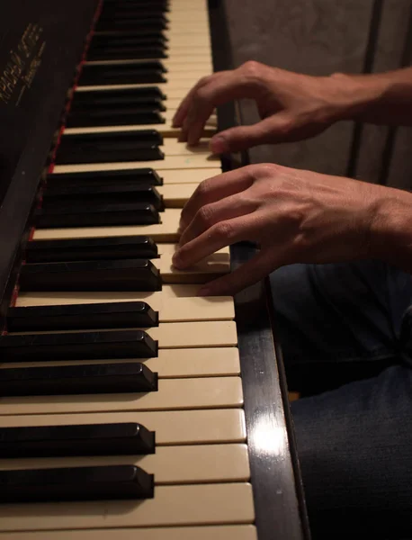 Ένας Μουσικός Παίζει Πιάνο Μουσικός Συνθέτης Αγγίζει Πλήκτρα Πιάνου Μακριά — Φωτογραφία Αρχείου