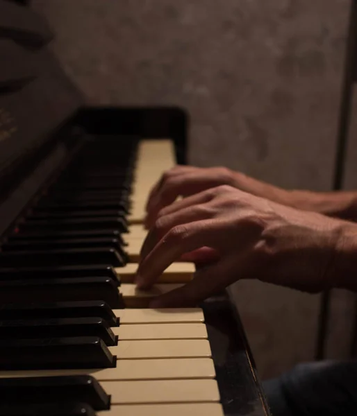 Een Muzikant Speelt Piano Muzikant Componist Raakt Piano Toetsen Met — Stockfoto