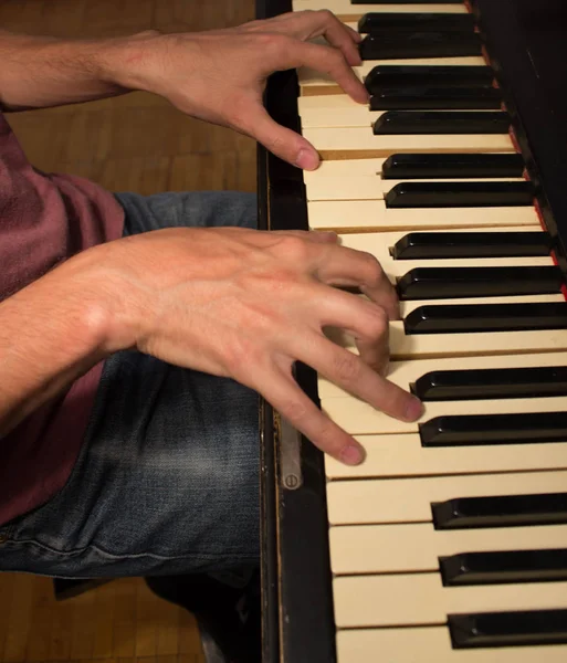 Een Muzikant Speelt Piano Muzikant Componist Raakt Piano Toetsen Met — Stockfoto