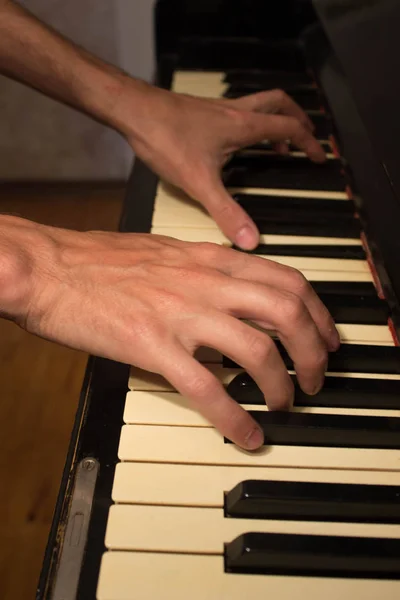 Musiker Spelar Piano Den Musikern Eller Kompositören Berör Pianotangenter Med — Stockfoto