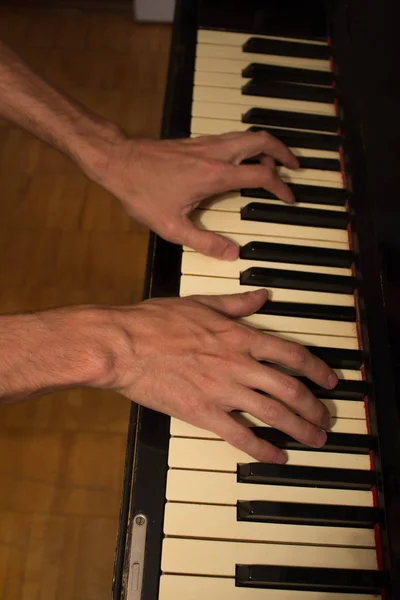Ένας Μουσικός Παίζει Πιάνο Μουσικός Συνθέτης Αγγίζει Πλήκτρα Πιάνου Μακριά — Φωτογραφία Αρχείου