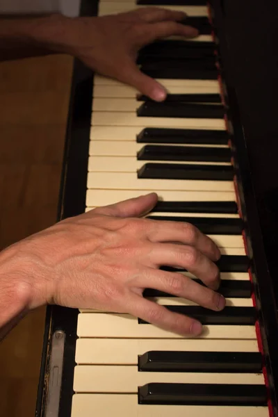 Een Muzikant Speelt Piano Muzikant Componist Raakt Piano Toetsen Met — Stockfoto