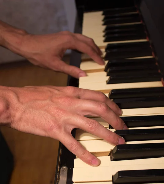 Een Muzikant Speelt Piano Muzikant Componist Raakt Piano Toetsen Met — Stockfoto