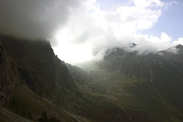 Vista Apocalíptica Las Montañas Tatras Polonia Las Nubes Tocan Las — Foto de Stock