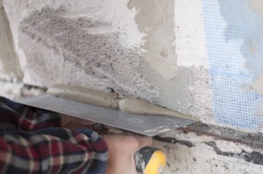 adam duvar kaymağını bir spatula ile