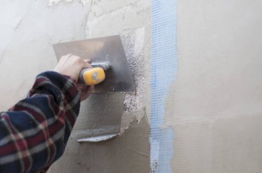 adam duvar kaymağını bir spatula ile