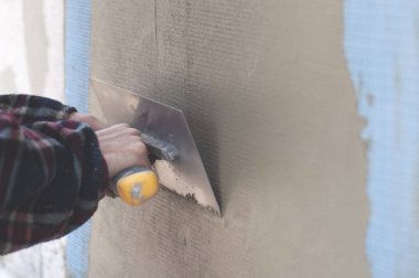 adam duvar kaymağını bir spatula ile