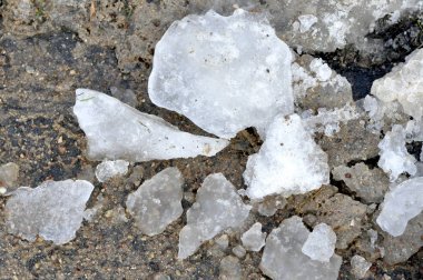 Büyük parça parça temizlendikten sonra kirli ve sert kar bir sürü.