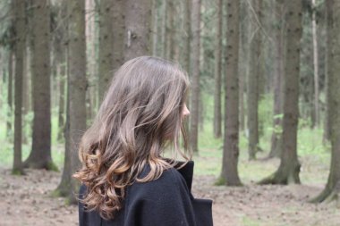 Güzel doğal bukleleri olan bir kız. Sörfçü saçı. Kırsal düğün saç yapmak.