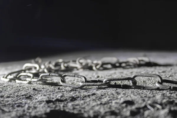 Vieja cadena oxidada tendida en el suelo . — Foto de Stock