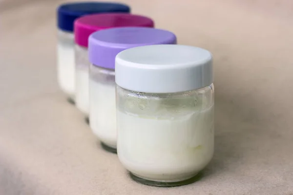 Porción de yogur orgánico casero natural fresco en un tazón de vidrio con cubiertas de colores — Foto de Stock