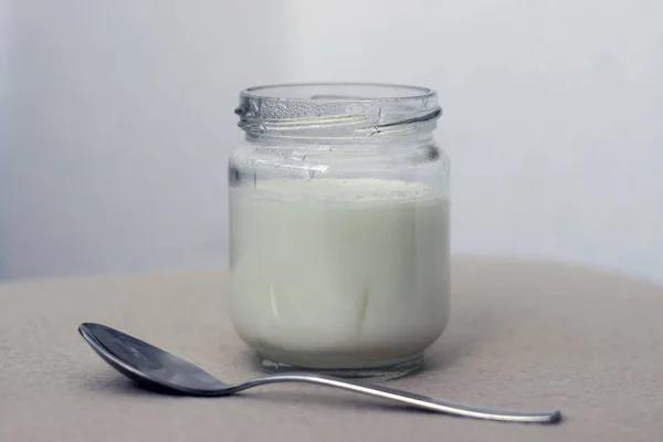 Yogurt putih dalam botol kaca di atas meja untuk sarapan — Stok Foto