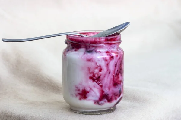 Yogurt bianco in barattolo di vetro sul tavolo per colazione — Foto Stock