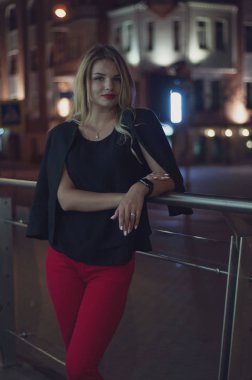 Güzel bir kızın sanat portresi. muhteşem sarışın kız, gece şehir ışıkları portre.