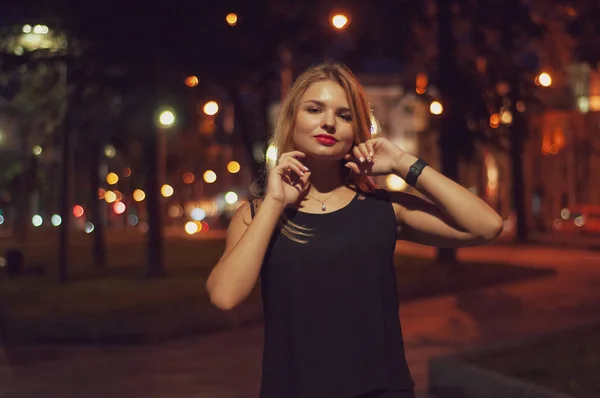 Kunstporträt eines schönen Mädchens. wunderschöne blonde Mädchen, Porträt in der Nacht Stadt Lichter. — Stockfoto