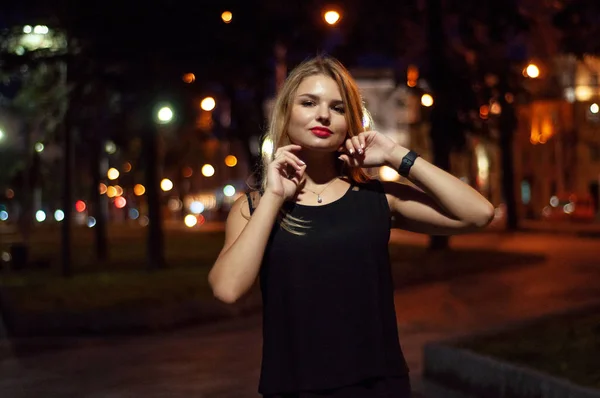 Kunstporträt eines schönen Mädchens. wunderschöne blonde Mädchen, Porträt in der Nacht Stadt Lichter. — Stockfoto