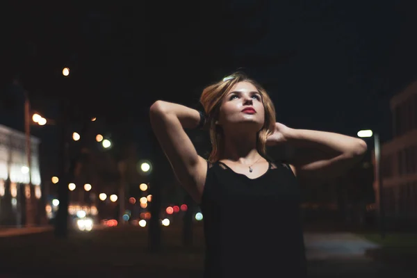 Kunstporträt eines schönen Mädchens. wunderschöne blonde Mädchen, Porträt in der Nacht Stadt Lichter. — Stockfoto