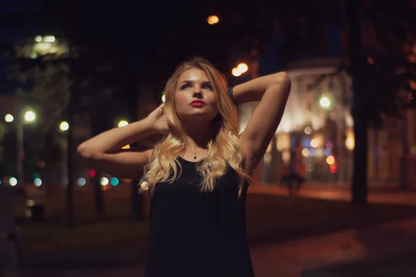 Kunstporträt eines schönen Mädchens. wunderschöne blonde Mädchen, Porträt in der Nacht Stadt Lichter. — Stockfoto