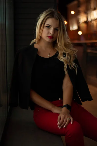 Portrait d'art d'une belle fille. magnifique fille blonde, portrait dans les lumières de la ville de nuit . — Photo