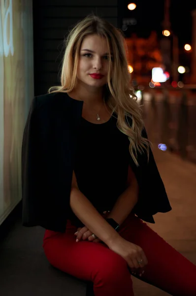 Retrato de arte de uma menina bonita. linda menina loira, retrato em luzes da cidade noite . — Fotografia de Stock