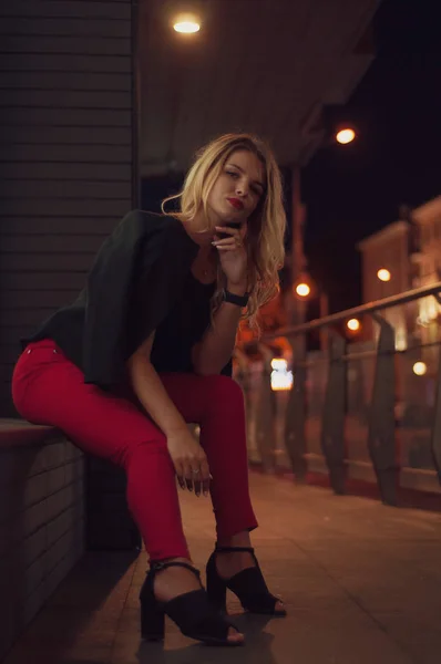 Sexy junge Schönheit Frau posiert über Nacht Stadt beleuchteten Straßenhintergrund. Urlaub. junge stilvolle Frau blond mit langen Haaren — Stockfoto