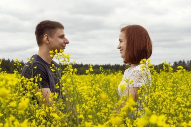 Sarı bir kolza alanında güzel çift