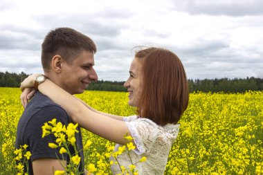 Sarı bir kolza alanında güzel çift