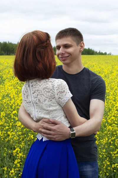 Schönes Paar in einem gelben Rapsfeld — Stockfoto