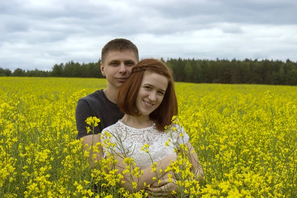 Красива пара в жовтому полі ріпаку — стокове фото