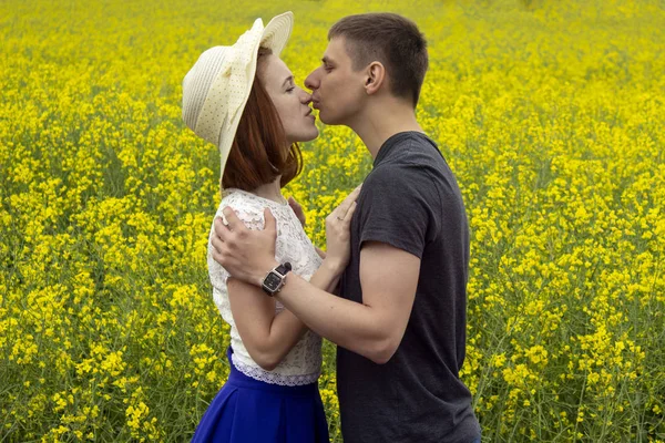 Szép pár csók a sárga repce mező — Stock Fotó