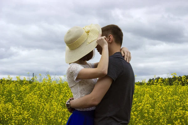 Sarı bir kolza alanında güzel çift öpücük — Stok fotoğraf