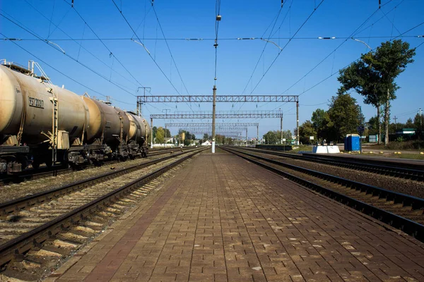 Smolevichi, Belarus - 27 Eylül 2019: silindirik vagon treni, büyük ölçekli kargo taşımacılığı, tren istasyonunda dur.