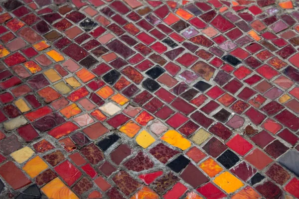 Gros plan d'une mosaïque colorée avec de nombreux petits carreaux de différentes formes, couleurs et surfaces avec des coutures grises pour un bain méditerranéen ou un spa bien-être — Photo