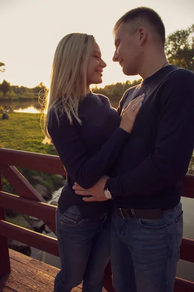 Um jovem casal feliz que está prestes a beijar . — Fotografia de Stock