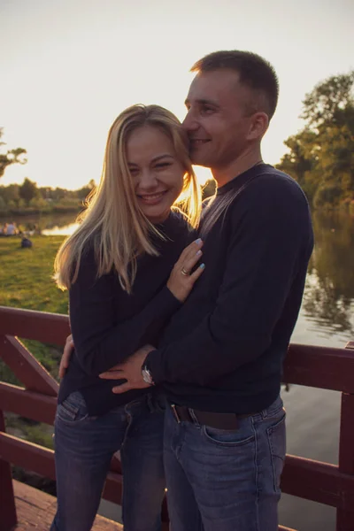 Um jovem casal feliz que está prestes a beijar . — Fotografia de Stock