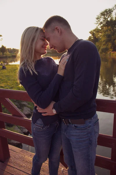 Un jeune couple heureux qui s'apprête à s'embrasser . — Photo