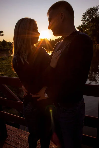 Um jovem casal feliz que está prestes a beijar . — Fotografia de Stock