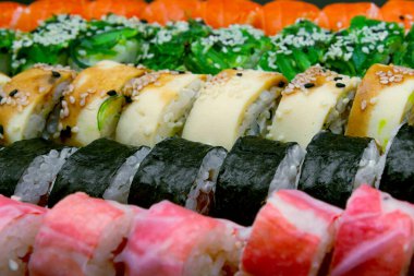 Suşi desenli soyut bir arka plan. Suşi Seti - Maki ve Nigiri 'nin farklı türleri