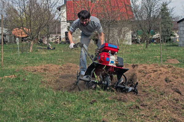 Muž Pracující Zahradě Zahradním Kormidlem Jaře Obdělává Uvolňuje Půdní Pole — Stock fotografie
