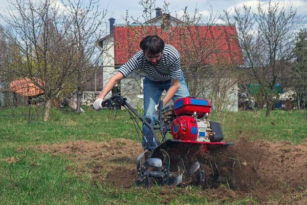 Mann Arbeitet Garten Mit Gartenfräse Traktor Pflegt Und Lockert Frühjahr — Stockfoto