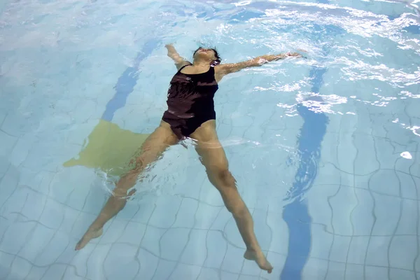 Vrouw Met Badpak Zwemmen Een Blauw Water Zwembad — Stockfoto